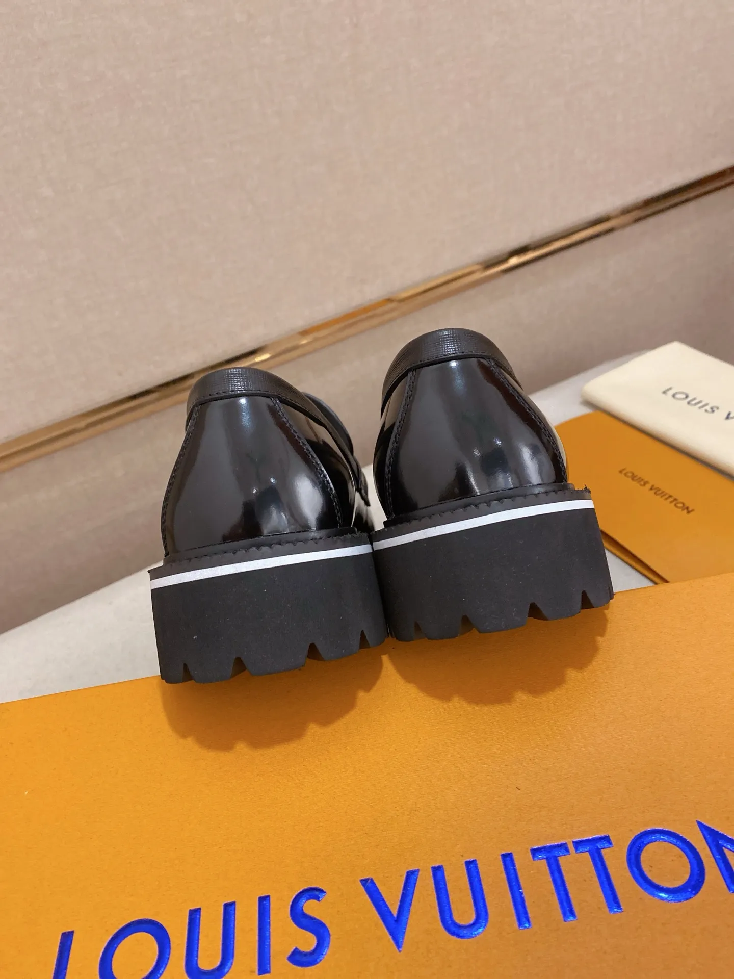 Men's shoes💰 580💰🌲 LV's top 🔍🔍 new men's leather shoes 🚹 are on sale at the same time at counters ⚠The uppers are imported cowhide from Italy, the entire imported cowhide lining, imported accessories 💪💪, completely 1⃣️ to 1⃣️ replica 🇮🇹💪 💪, ⚠Sole: The original sole is specially provided by the original factory, the exclusive movable molded sole is super comfortable, ⚠The original factory follows the order, 🔍🔍high quality, you can enter and exit the counter at will, welcome to compare⚠Size: 38-45